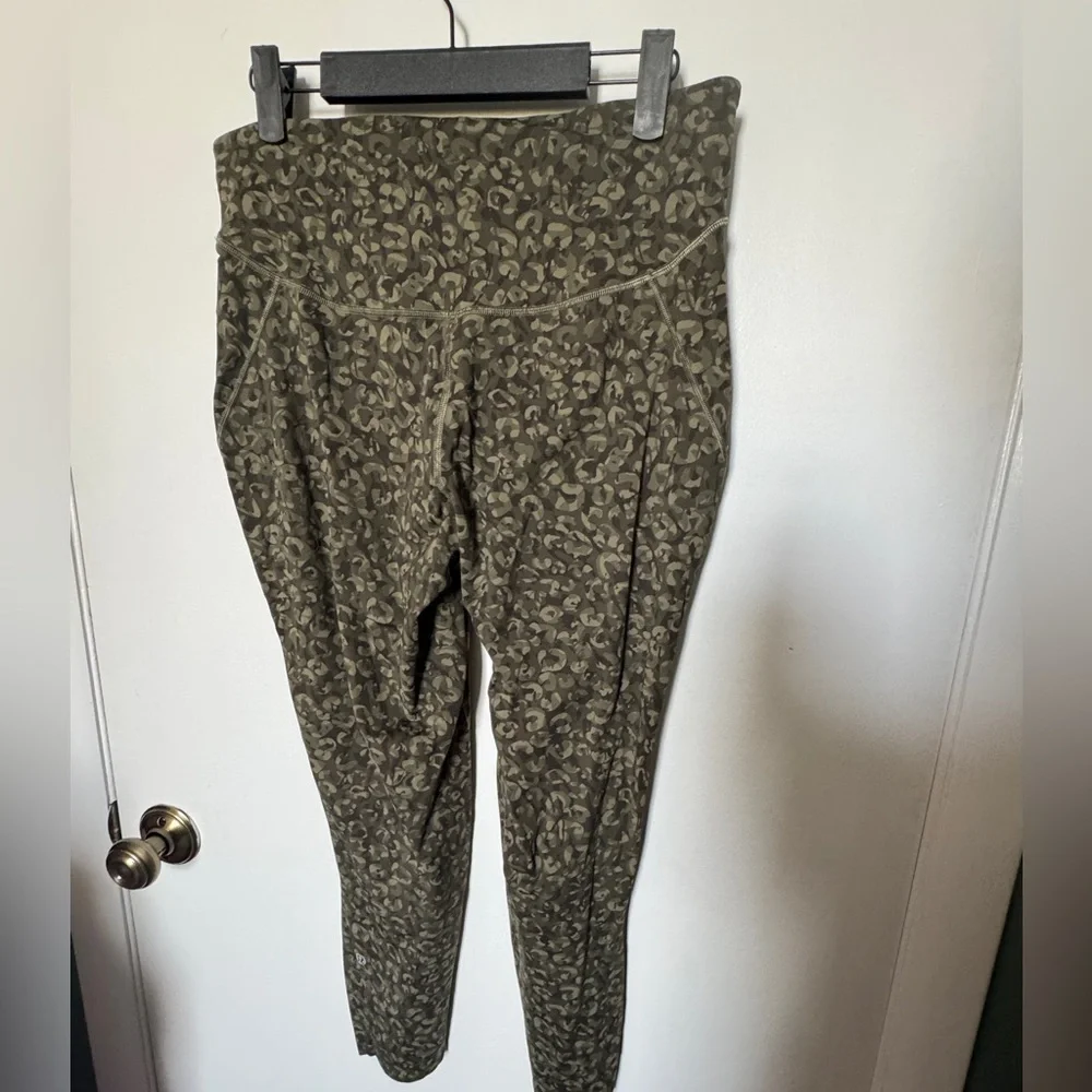 Lululemon Base Pace High-Rise Tight 25" Camo Medium Olive Multi - Picture 10 of 12